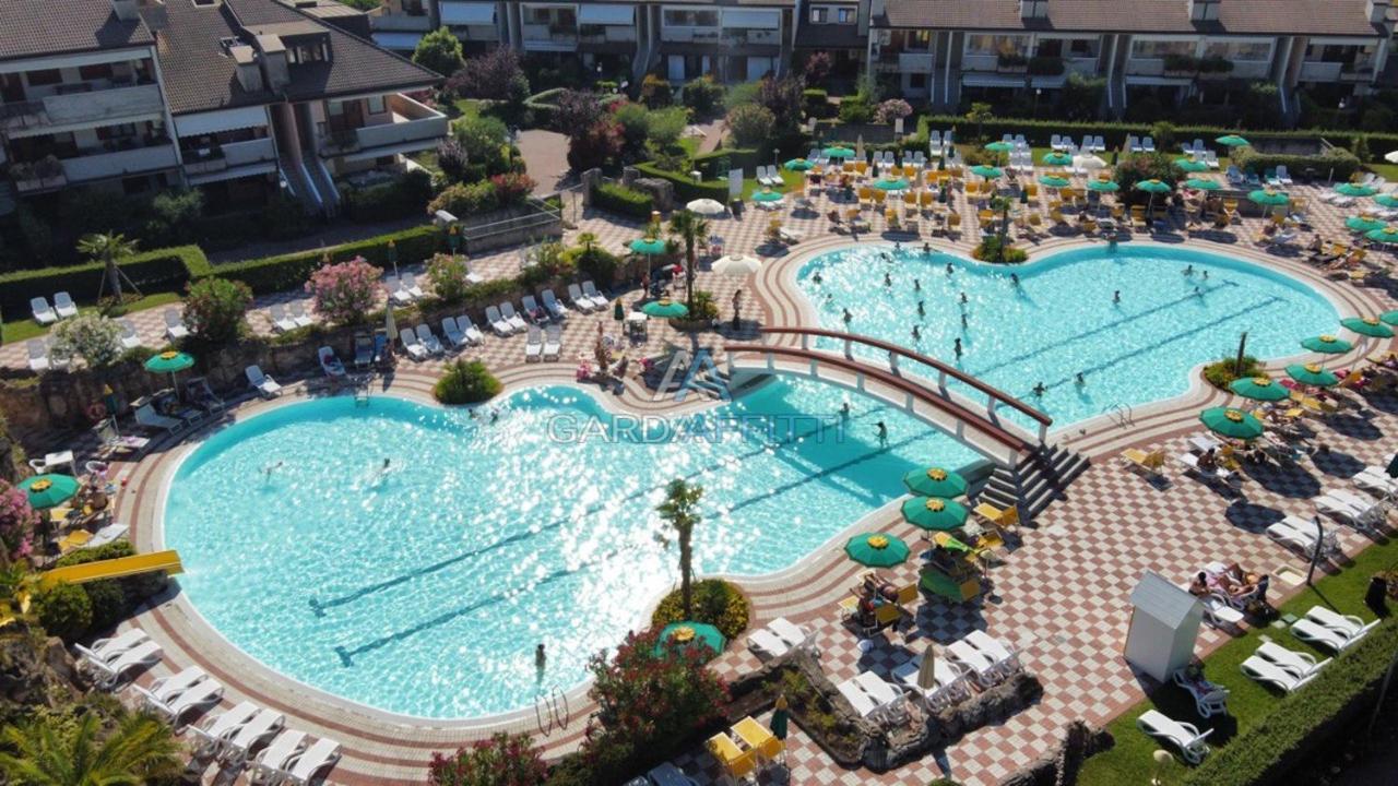 Perla Apartment - 3 Piscine E Un Bar - Desenzano Desenzano del Garda Kültér fotó